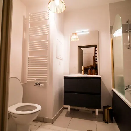 Triplex Design Avec Rooftop Et Salle Cinéma *
